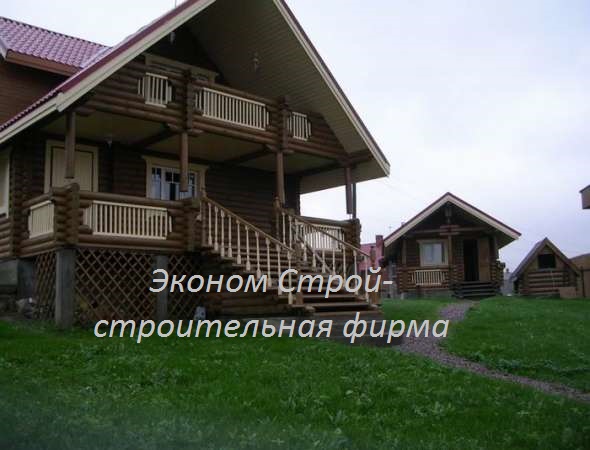 построенный деревянный дом из бревна